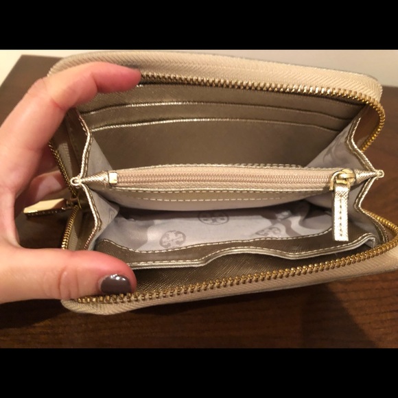 Tory Burch Gold Robinson Zip Continental Wallet - Picture 3 of 4